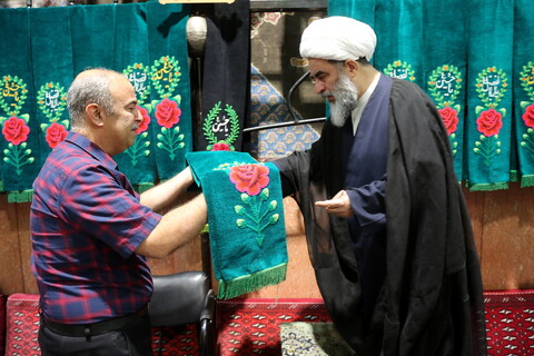 تصاویر/ مراسم سیاه پوش کردن و علم بندی در تکیه حاج سیدحسن قم