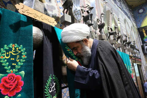 تصاویر/ مراسم سیاه پوش کردن و علم بندی در تکیه حاج سیدحسن قم