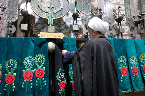 تصاویر/ مراسم سیاه پوش کردن و علم بندی در تکیه حاج سیدحسن قم