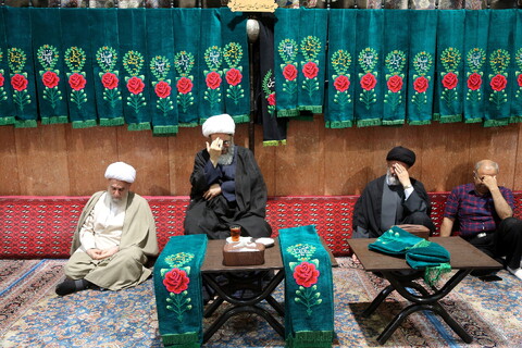 تصاویر/ مراسم سیاه پوش کردن و علم بندی در تکیه حاج سیدحسن قم