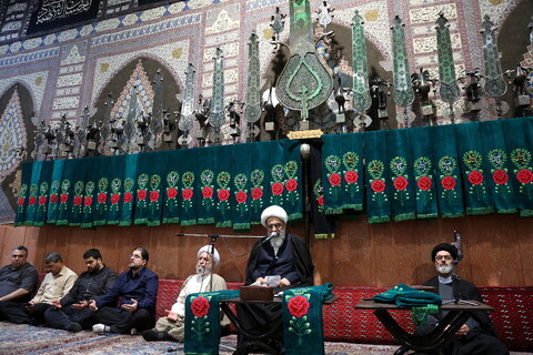 تصاویر/ مراسم سیاه پوش کردن و علم بندی در تکیه حاج سیدحسن قم