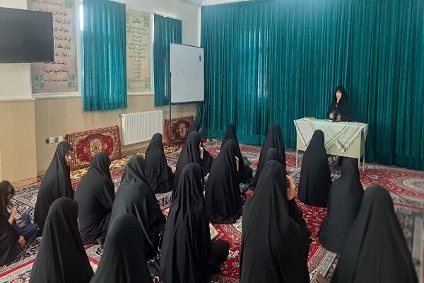 تبیین وظیفه مردم در شرایط امروزی بر عهده بانوان طلبه است