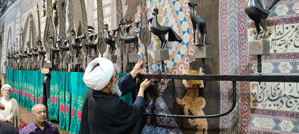 مراسم سیاه پوش کردن و علم بندی تکیه حاج سید حسن قم