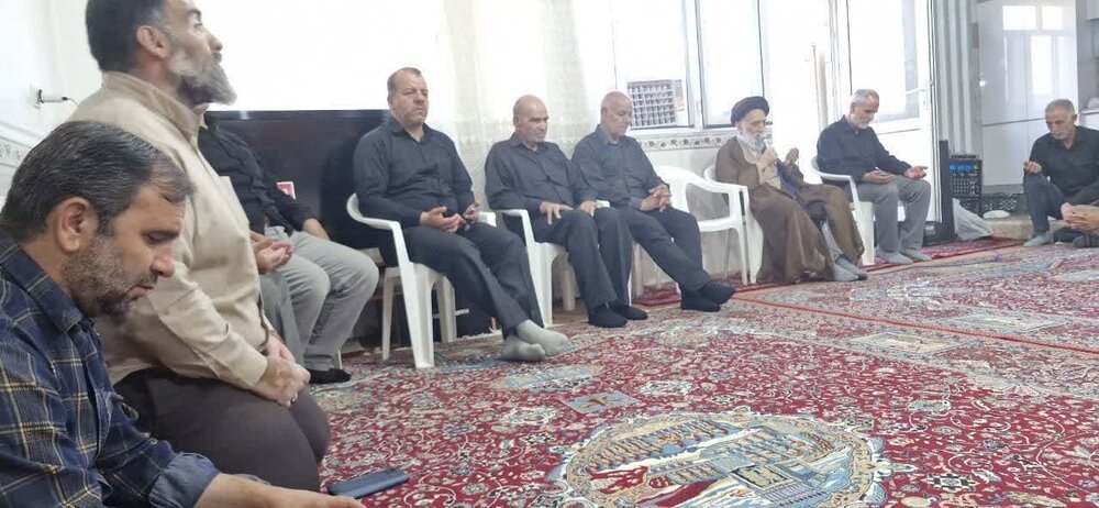 حضور آیت الله موسوی اصفهانی در منزل شهید کرمی