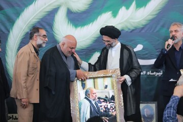 فیلم| رونمایی مجموعه شعر و نوحه عاشورایی در چاووش خوانی محرم کاشان