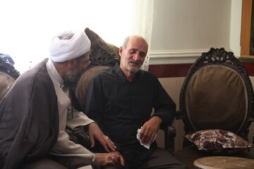 تصاویر / حضور امام جمعه همدان در منزل شهدای جنایت اخیر رژیم صهیونیستی