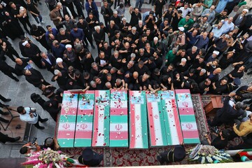 تصاویر/ تشییع ۸ شهید استان قم در حملات رژیم صهیونیستی