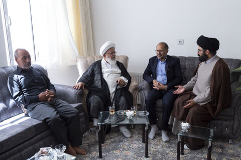 دیدار امام جمعه یزد با خانواده شهید پاسدار رحیمی از شهدای تجاوز اسرائیل به یزد