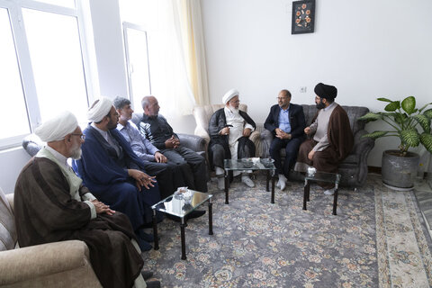 دیدار امام جمعه یزد با خانواده شهید پاسدار رحیمی از شهدای تجاوز اسرائیل به یزد