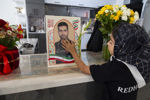 دیدار امام جمعه یزد با خانواده شهید پاسدار رحیمی از شهدای تجاوز اسرائیل به یزد