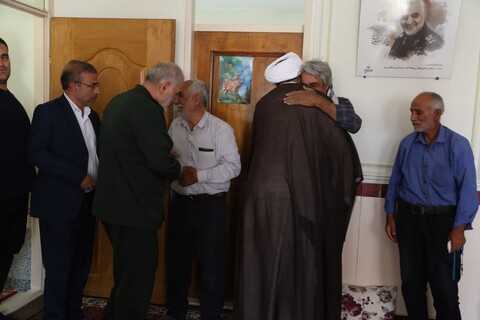 تصاویر / حضور امام جمعه همدان در منزل شهدای جنایت اخیر رژیم صهیونیستی