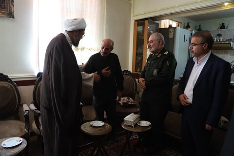 تصاویر / حضور امام جمعه همدان در منزل شهدای جنایت اخیر رژیم صهیونیستی