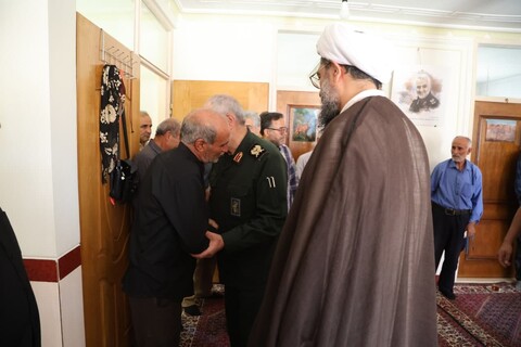 تصاویر / حضور امام جمعه همدان در منزل شهدای جنایت اخیر رژیم صهیونیستی