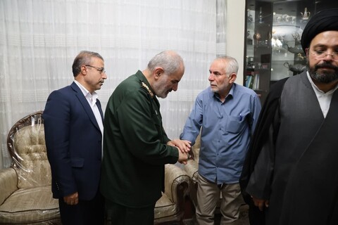 تصاویر / حضور امام جمعه همدان در منزل شهدای جنایت اخیر رژیم صهیونیستی