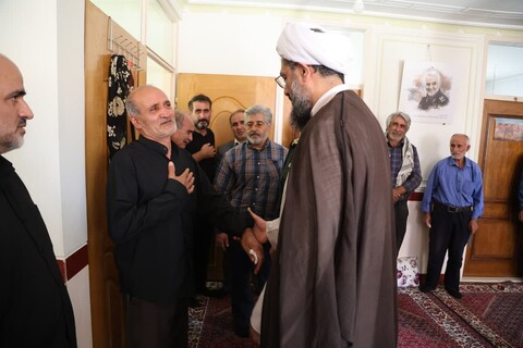 تصاویر / حضور امام جمعه همدان در منزل شهدای جنایت اخیر رژیم صهیونیستی