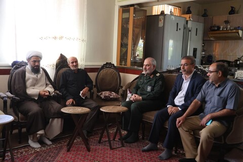 تصاویر / حضور امام جمعه همدان در منزل شهدای جنایت اخیر رژیم صهیونیستی