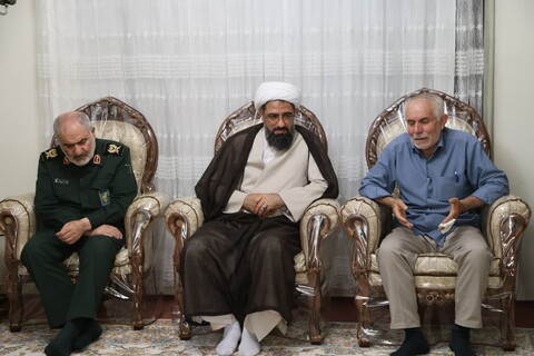 تصاویر / حضور امام جمعه همدان در منزل شهدای جنایت اخیر رژیم صهیونیستی