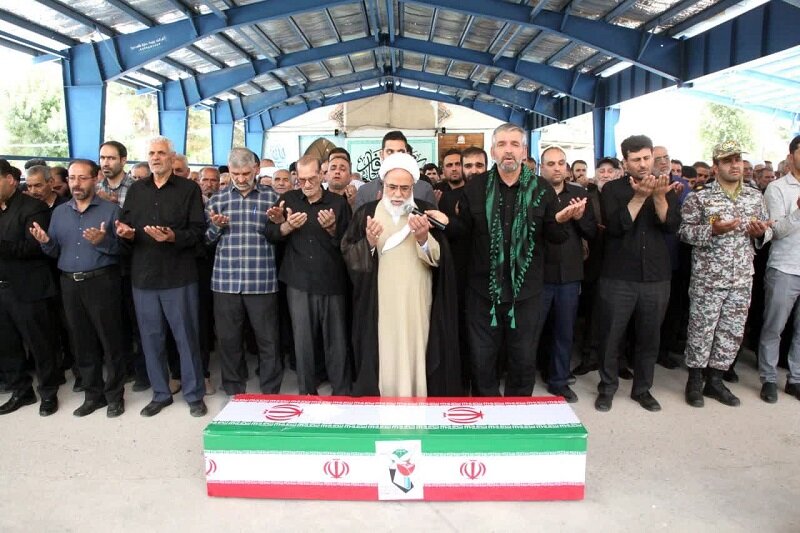 نماز بر پیکر شهید «حاج حمید امیریان» به امامت نماینده ولی‌فقیه در کرمانشاه اقامه شد+تصاویر