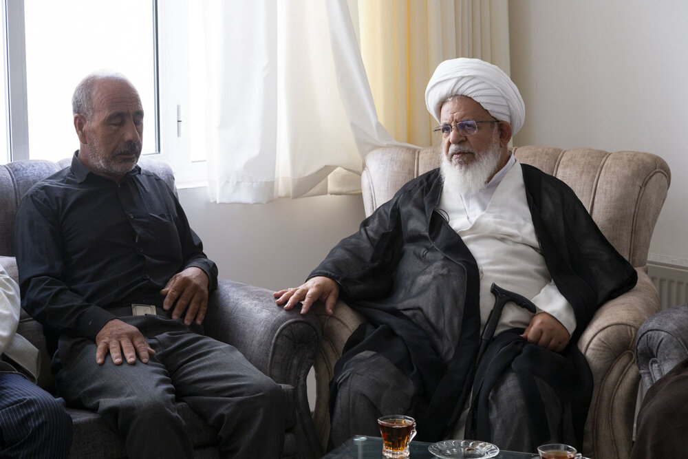 تصاویر/ دیدار امام جمعه یزد با خانواده شهید پاسدار رحیمی از شهدای تجاوز اسرائیل به یزد