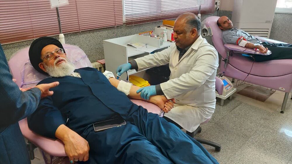 اهدای خون توسط نائب رئیس شورای حوزه علمیه یزد+عکس