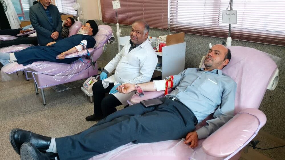 اهدای خون توسط نائب رئیس شورای حوزه علمیه یزد+عکس