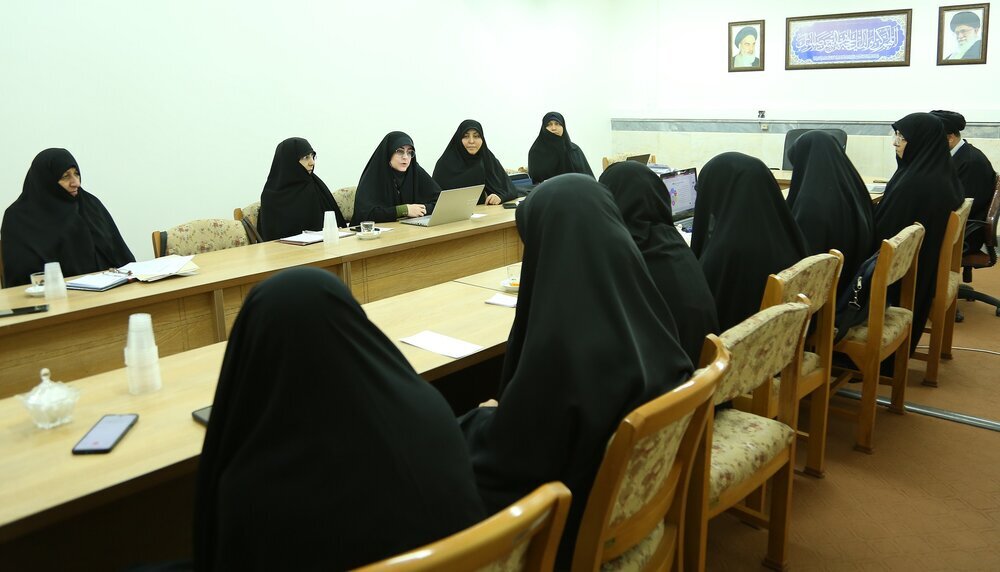 Teknoloji Uzmanı Kadınlar Aydınlatma Cephesi Komutanlarıdır