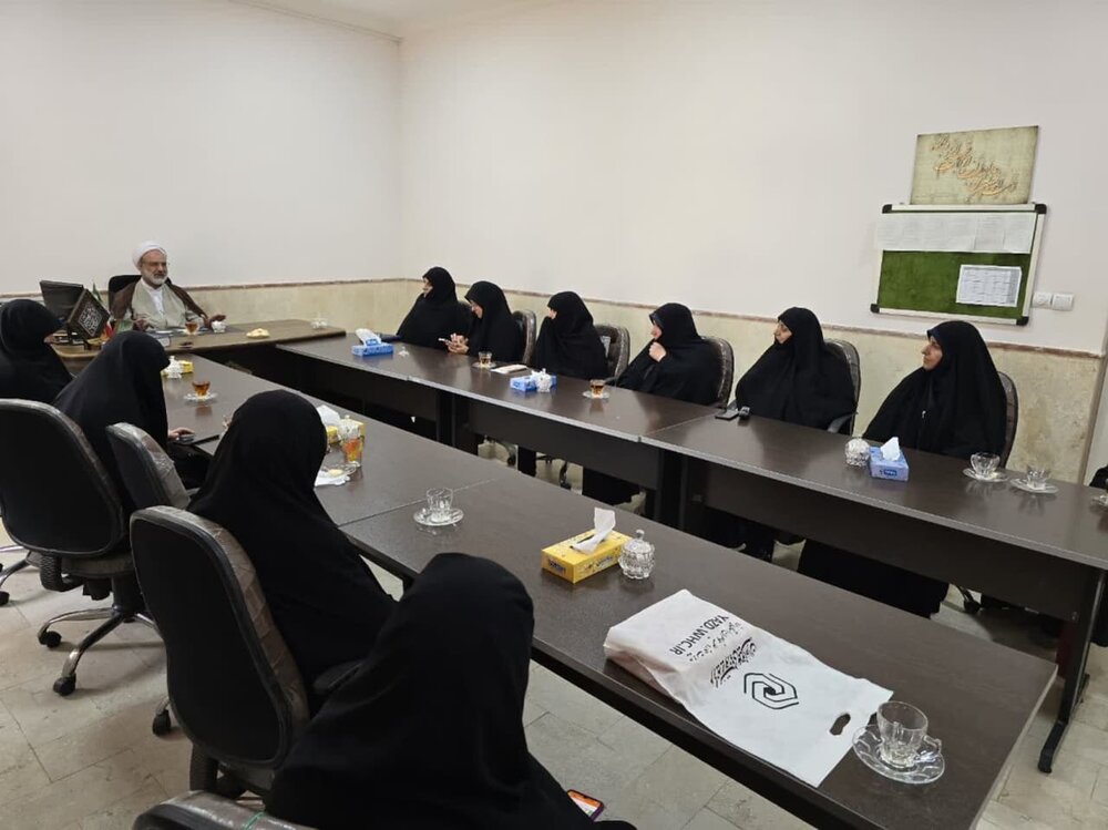 تقدیر از کارکنان مدرسه علمیه الزهرا (س) یزد+ تصاویر