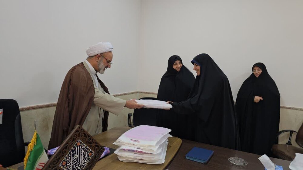 تقدیر از کارکنان مدرسه علمیه الزهرا (س) یزد+ تصاویر