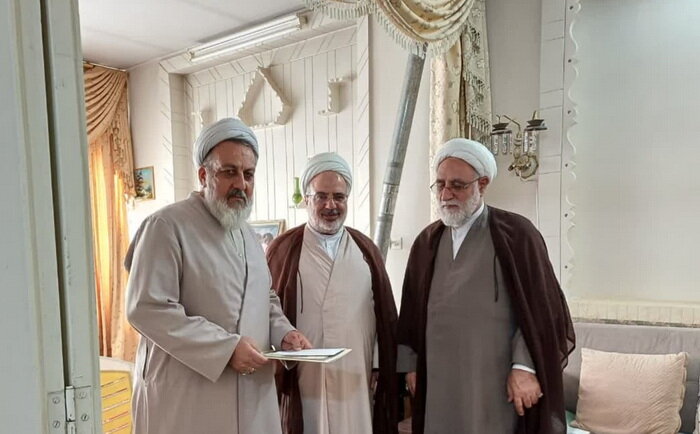 تقدیر نمایندگان آیت‌الله اعرافی از مدیران بازنشسته مدارس علمیه قم + عکس