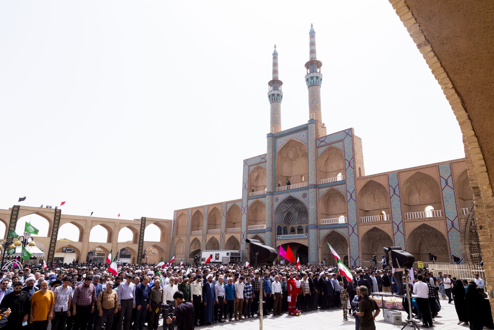 تصاویر/ مراسم تشییع و اقامه نماز بر پیکر مطهر شهدای حمله رژیم صهیونیستی به یزد