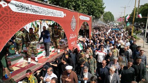 آیین تشییع و بدرقه ۱۰ شهید والامقام در خرم آباد