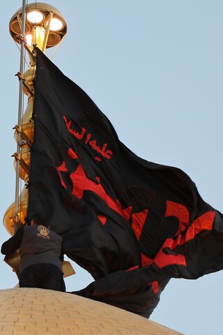 تصاویر/آیین تعویض پرچم گنبد حرم حضرت فاطمه معصومه(س) در شل اول محرم الحرام
