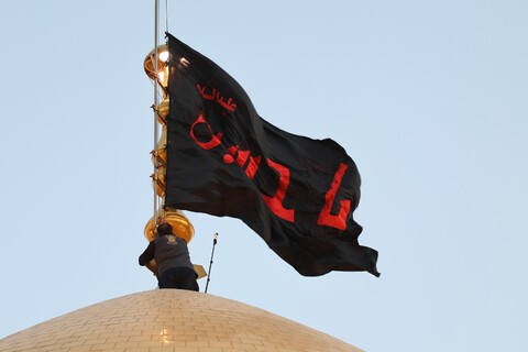 تصاویر/آیین تعویض پرچم گنبد حرم حضرت فاطمه معصومه(س) در شل اول محرم الحرام