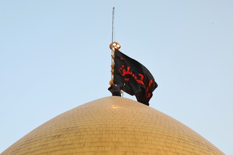 تصاویر/آیین تعویض پرچم گنبد حرم حضرت فاطمه معصومه(س) در شل اول محرم الحرام