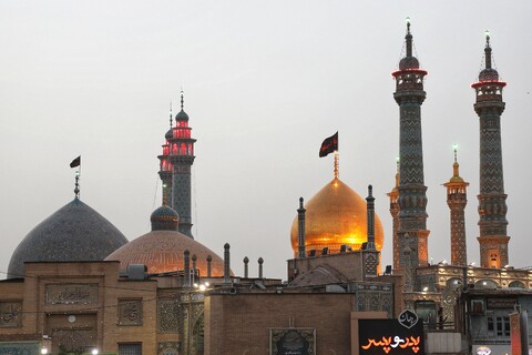 تصاویر/آیین تعویض پرچم گنبد حرم حضرت فاطمه معصومه(س) در شل اول محرم الحرام