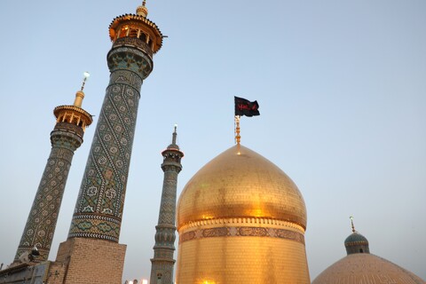 تصاویر/آیین تعویض پرچم گنبد حرم حضرت فاطمه معصومه(س) در شل اول محرم الحرام