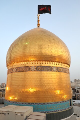 تصاویر/آیین تعویض پرچم گنبد حرم حضرت فاطمه معصومه(س) در شل اول محرم الحرام