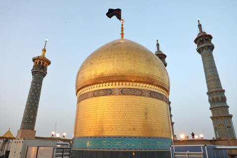 تصاویر/آیین تعویض پرچم گنبد حرم حضرت فاطمه معصومه(س) در شل اول محرم الحرام