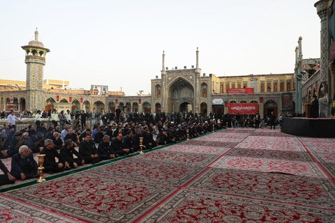 تصاویر/آیین تعویض پرچم گنبد حرم حضرت فاطمه معصومه(س) در شل اول محرم الحرام