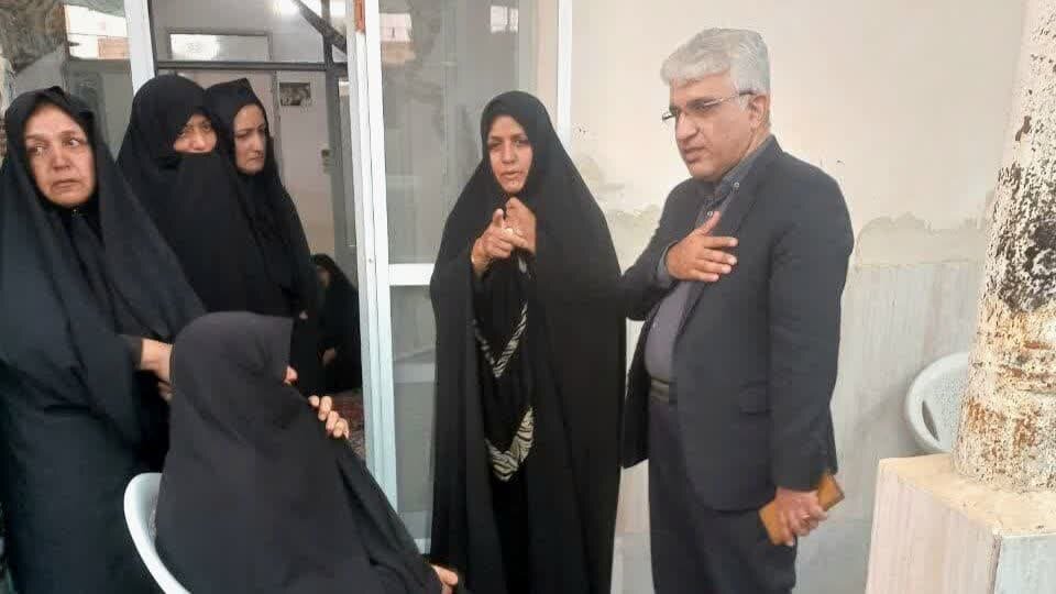 حضور فرماندار آران و بیدگل در منزل شهدای حملات رژیم صهیونیستی+ عکس