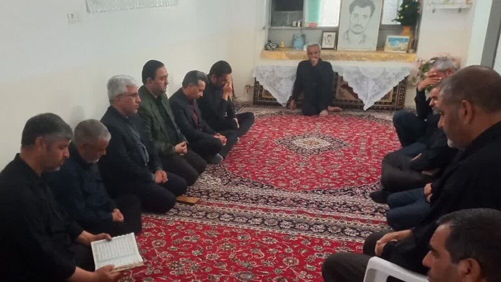 حضور فرماندار آران و بیدگل در منزل شهدای حملات رژیم صهیونیستی+ عکس