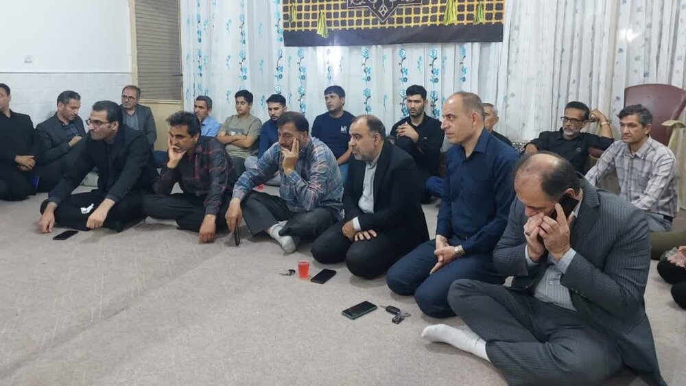 حضور فرماندار آران و بیدگل در منزل شهدای حملات رژیم صهیونیستی+ عکس