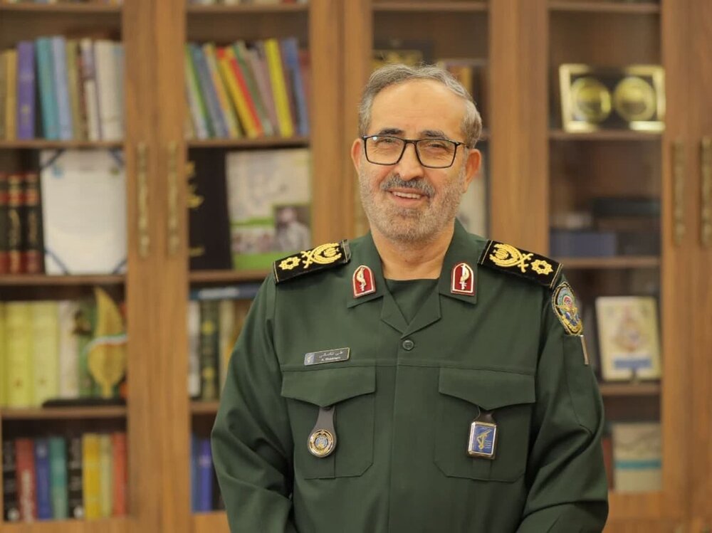 فیلم  | اهدای شال مروج فرهنگ پهلوانی به خانواده شهیدان شادمانی، کریمی و کرمی