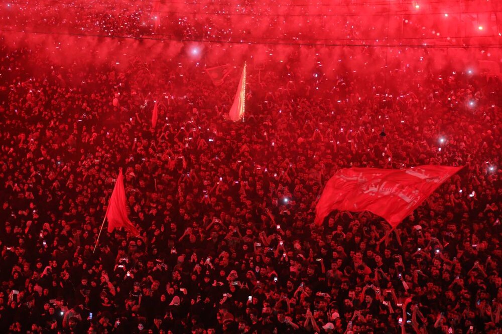 بين هتافات "لبيك يا حسين".. راية العزاء السوداء ترفع على قبة مرقد الإمام الحسين (ع) (صور + فيديو)