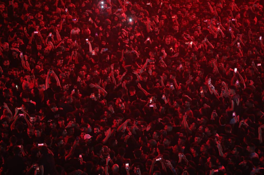 بين هتافات "لبيك يا حسين".. راية العزاء السوداء ترفع على قبة مرقد الإمام الحسين (ع) (صور + فيديو)