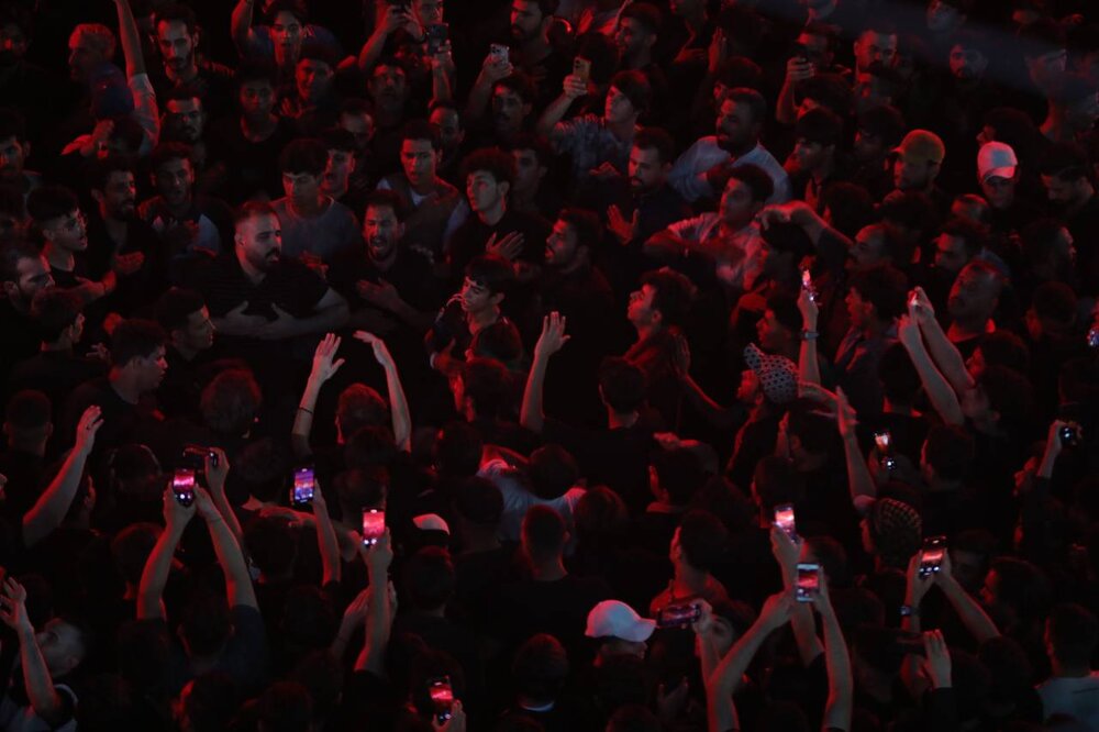 بين هتافات "لبيك يا حسين".. راية العزاء السوداء ترفع على قبة مرقد الإمام الحسين (ع) (صور + فيديو)