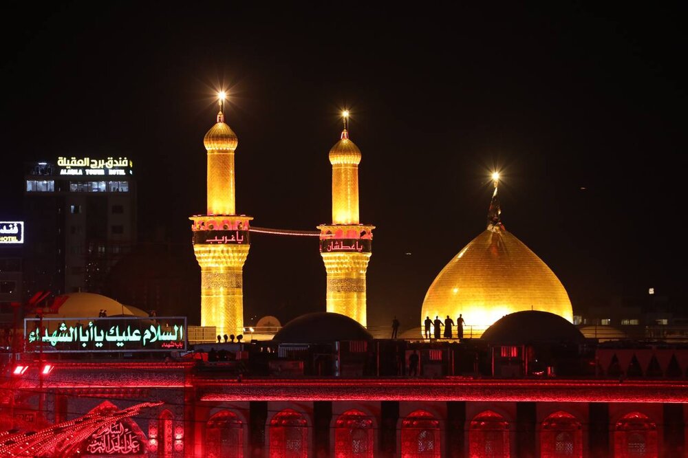 بين هتافات "لبيك يا حسين".. راية العزاء السوداء ترفع على قبة مرقد الإمام الحسين (ع) (صور + فيديو)