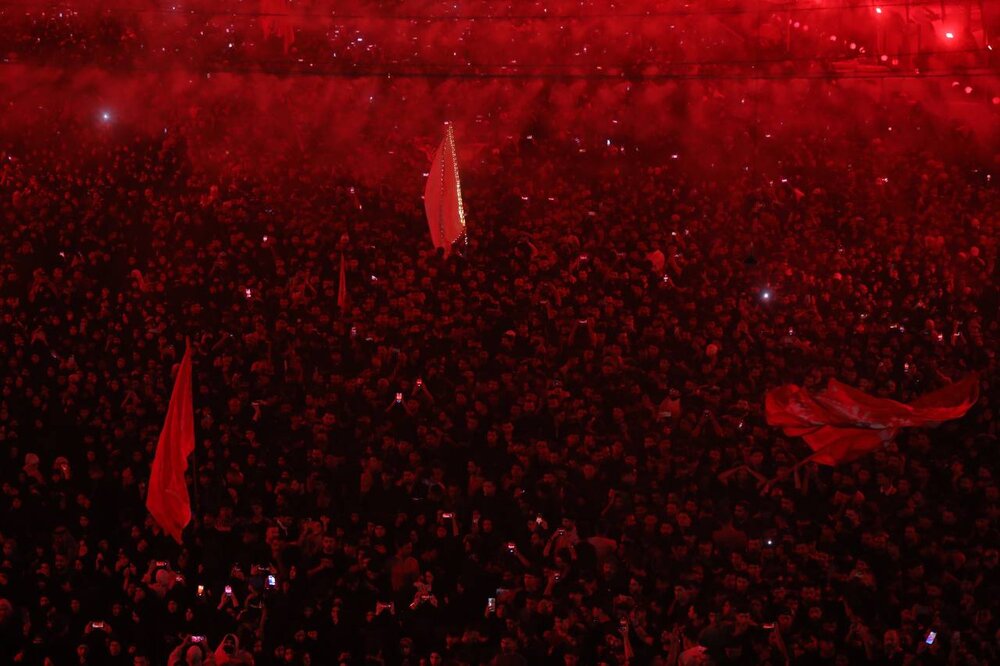 بين هتافات "لبيك يا حسين".. راية العزاء السوداء ترفع على قبة مرقد الإمام الحسين (ع) (صور + فيديو)