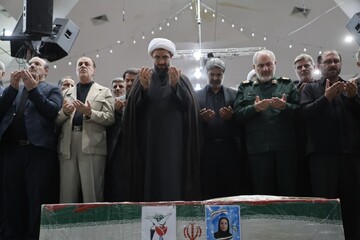 تصاویر / اقامه نماز بر پیکر مطهر شهیده لطفی در همدان