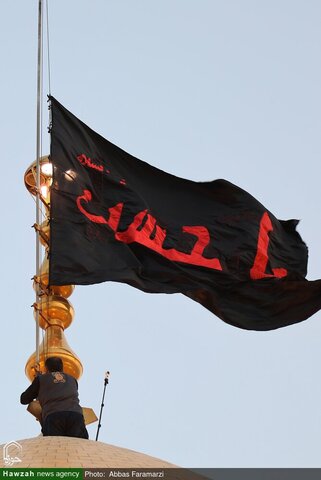 Photos/ Cérémonie de changement du drapeau du dôme du sanctuaire de Fatima Massoumeh (que la paix soit sur lui) lors de la première nuit de Muharram